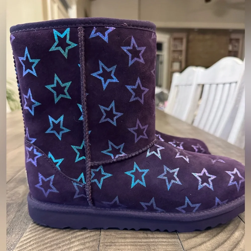 UGG Classic ll Iridescent Stars Boot - Starry Boots Youth/Big Kid Size 6 (NWOT)